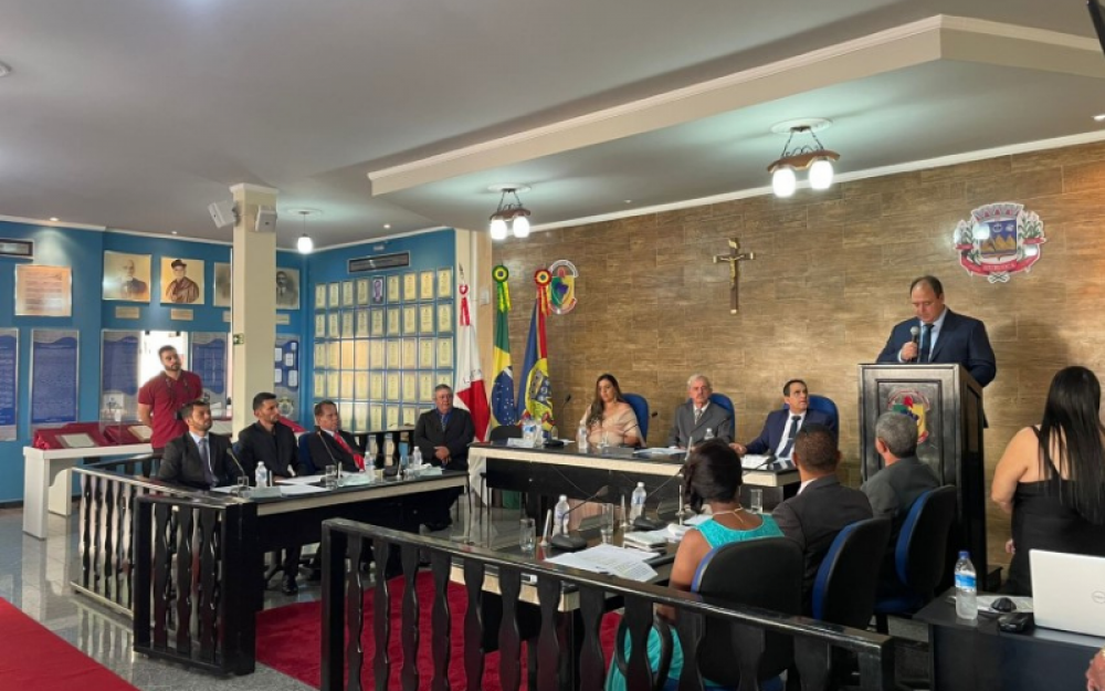 Prefeito reeleito, Erlisson do Carlinhos toma posse com novos vereadores eleitos.