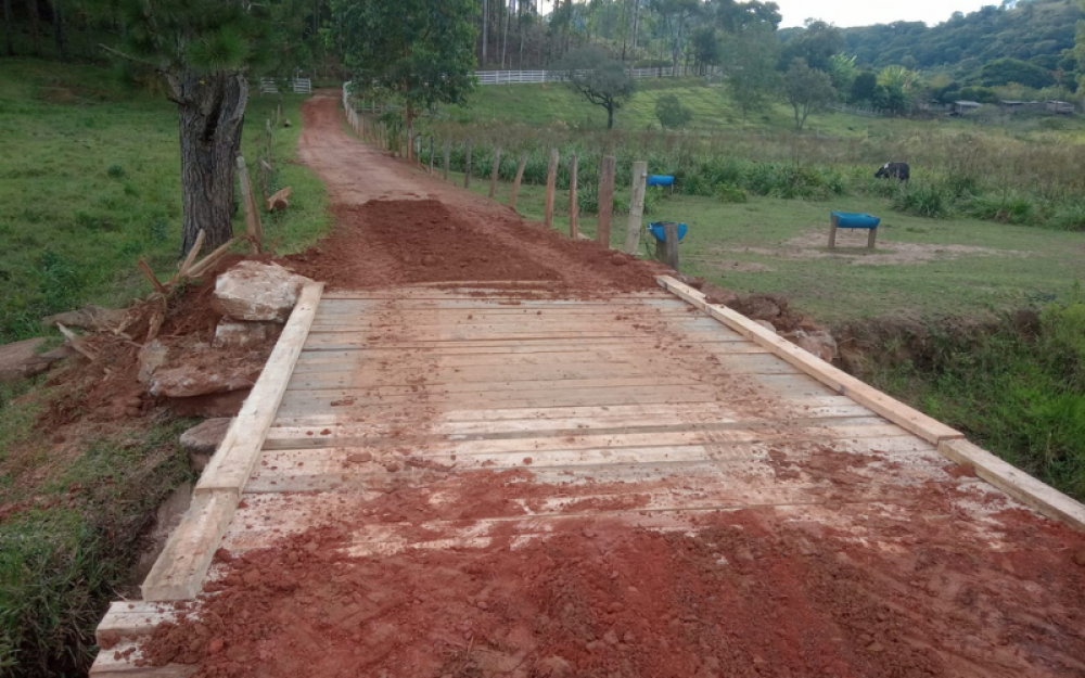 Estradas: Realizada mais uma reconstrução de ponte no Bairro Angaí Pequeno.